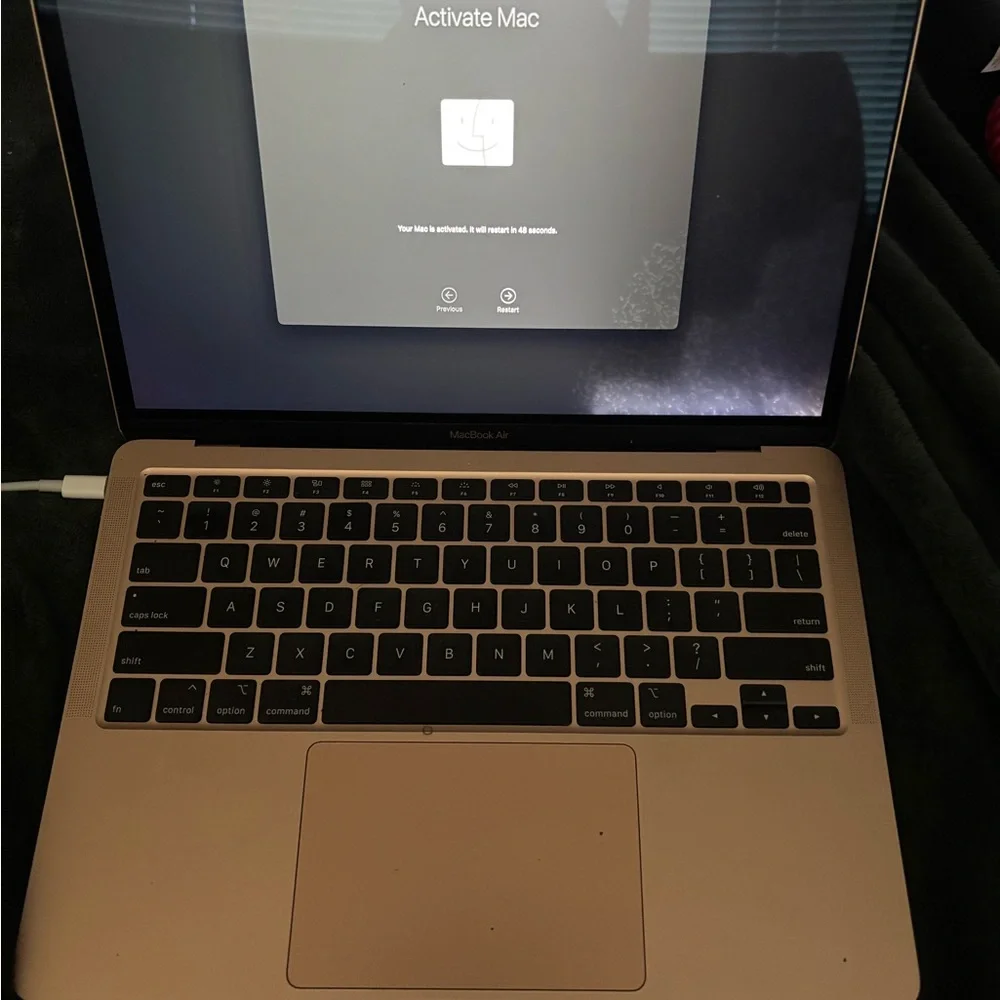 Apple MacBook Air 13” – Gold – Working / Factory Reset (Occasional Screen Issue)